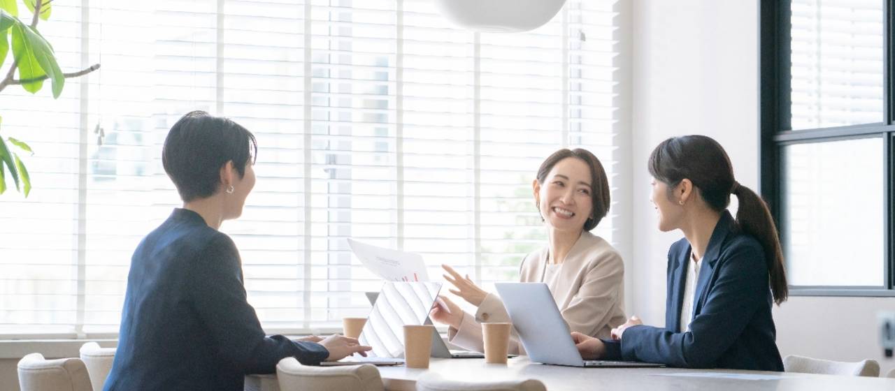 women having a discussion